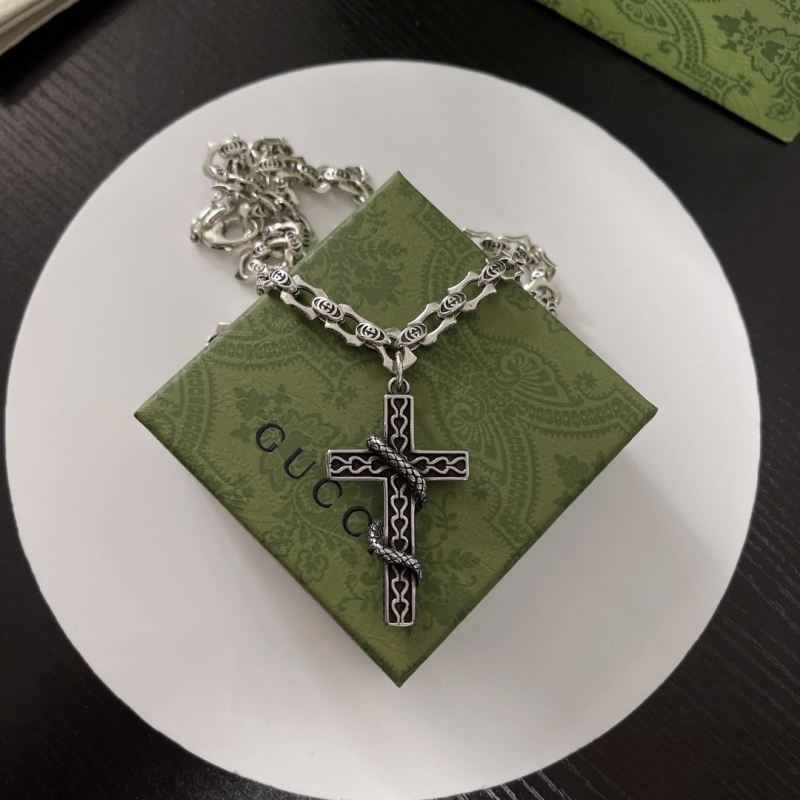 G*u*i necklaces